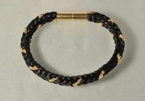 Armband mit eingeflochtener Kette und Verschluss aus Gold.