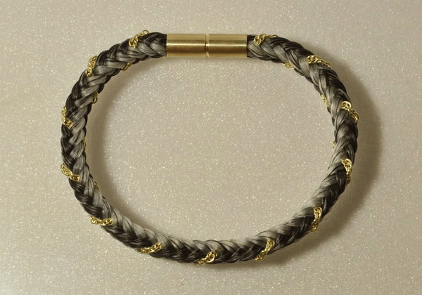 Armband aus Schweifhaar mit eingeflochtener Goldkette