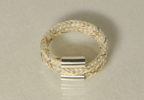 Spiralring aus Schweifhaar mit silbernen Endkappen
