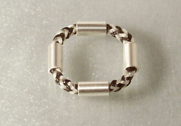 Ring aus Pferdehaar mit vier Silberspangen