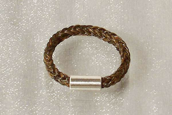 Ring aus Schweifhaar mit einer Silberspange