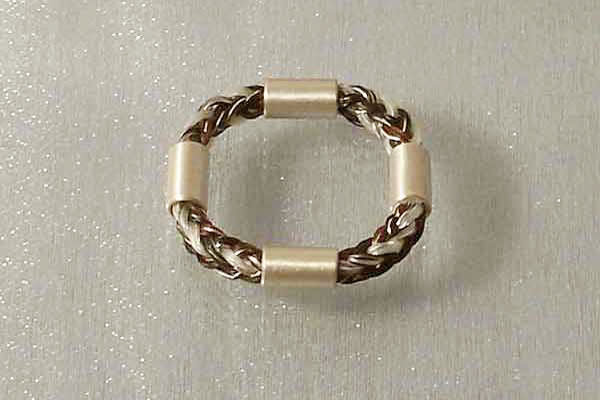 Ring aus Schweifhaar mit vier Silberspangen
