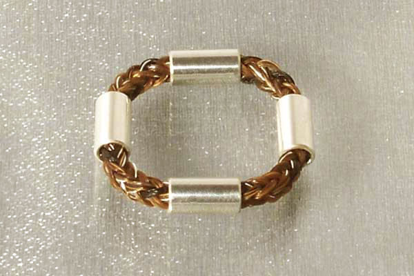 Ring aus Schweifhaar mit vier Silberspangen